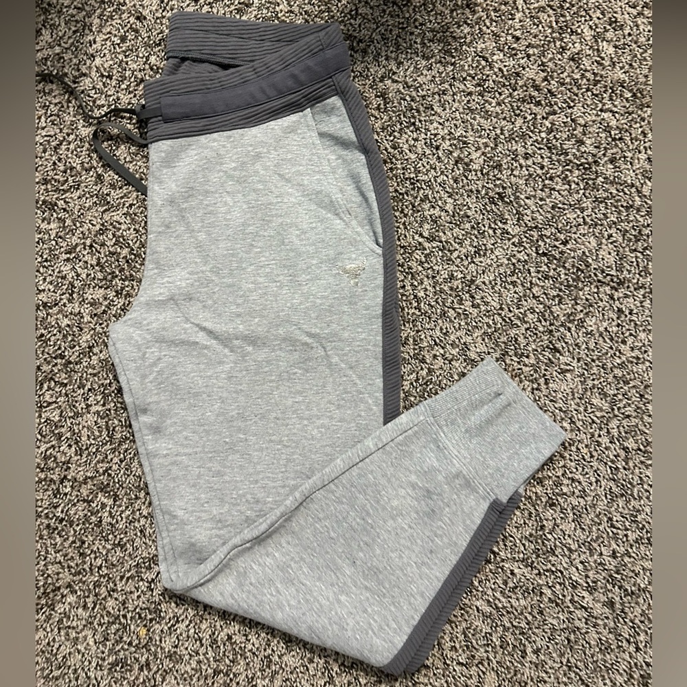 Men’s under armour jogger sweatpants size Medium